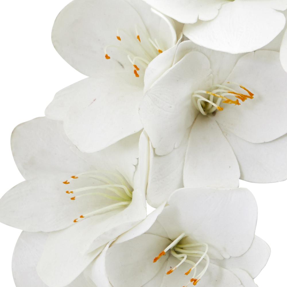 24in. Amaryllis Artificial Wreath. Picture 2
