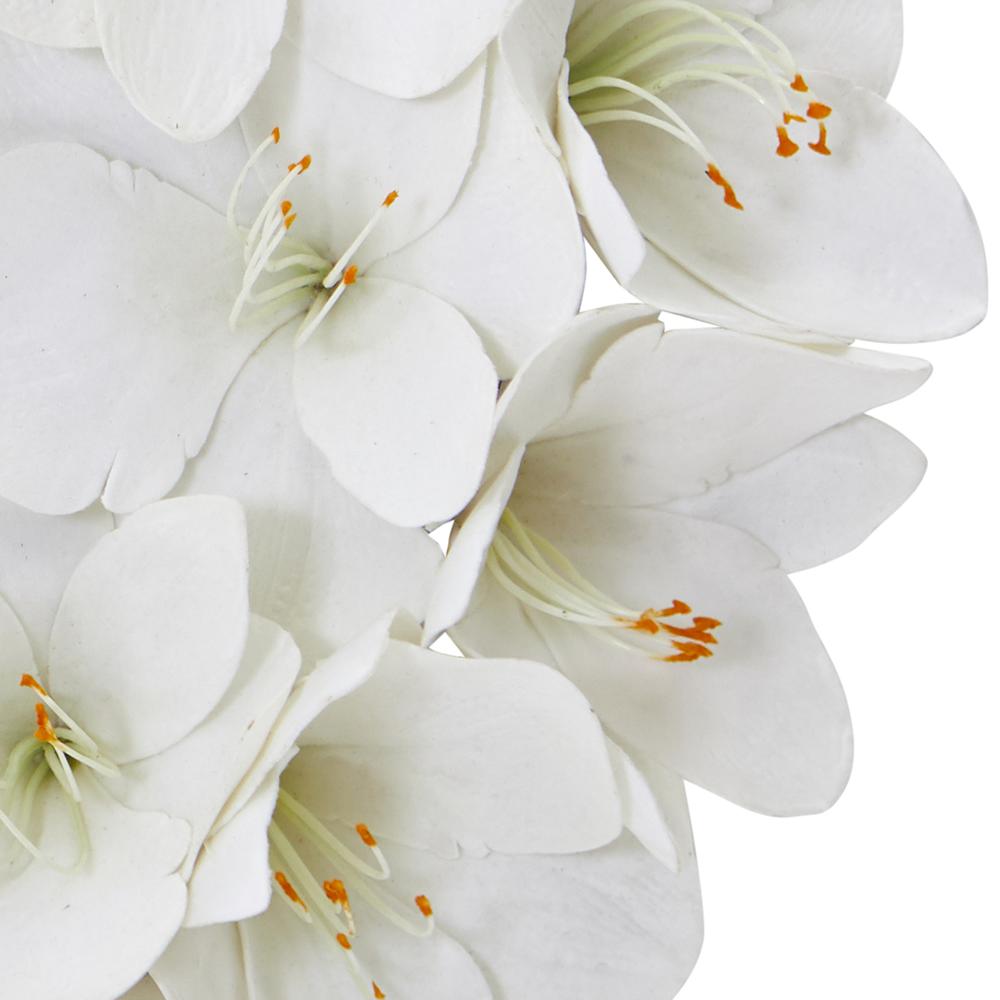 24in. Amaryllis Artificial Wreath. Picture 3