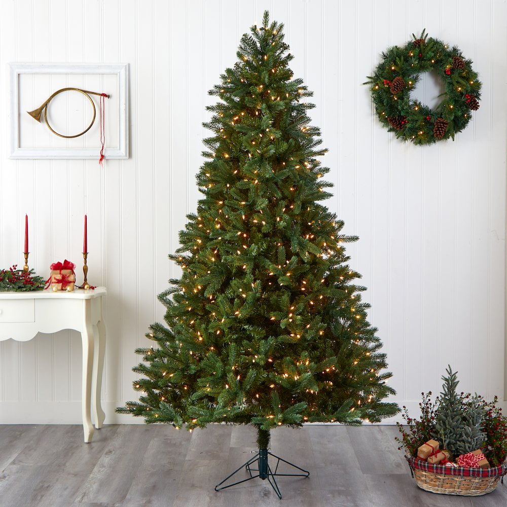 7.5ft. Rembrandt Christmas Tree with Clear Lights. Picture 5