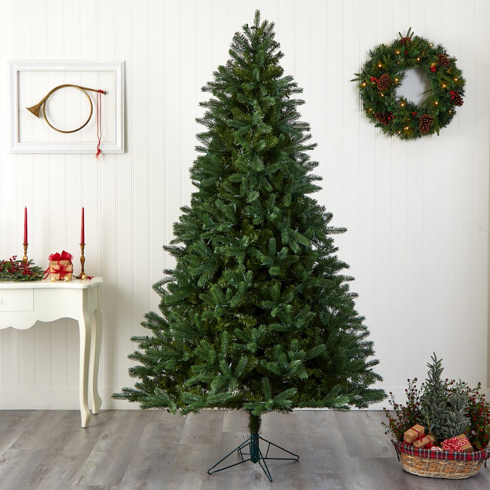 7.5ft. Rembrandt Christmas Tree with Clear Lights. Picture 6