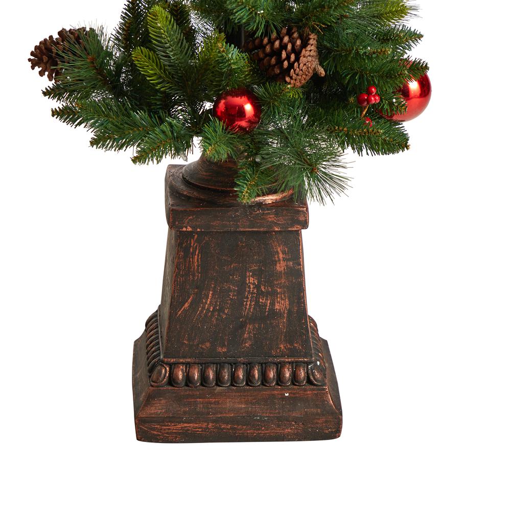 Holiday Decorated Lamp Post with Artificial Christmas Greenery. Picture 6