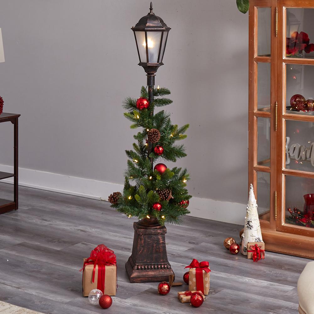 Holiday Decorated Lamp Post with Artificial Christmas Greenery. Picture 7