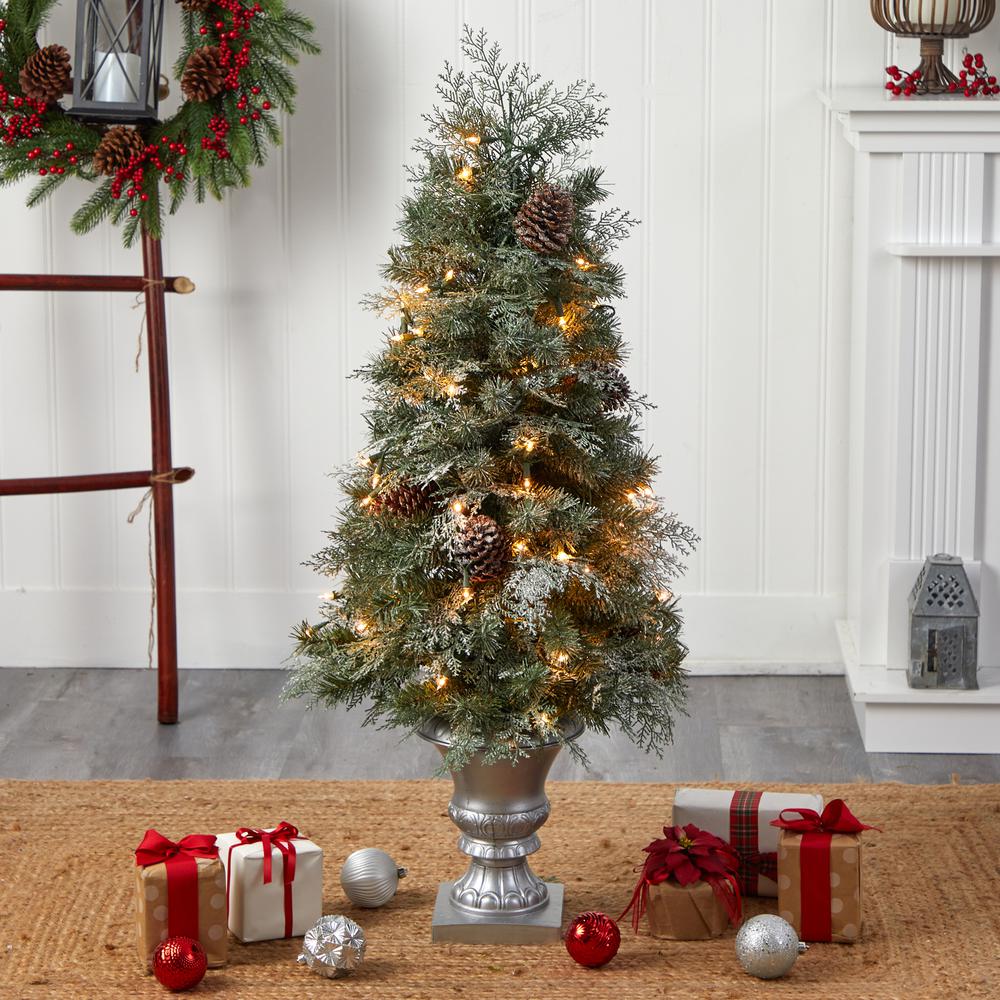 English Pine Artificial Christmas Tree with 100 Warm White LED Lights. Picture 7