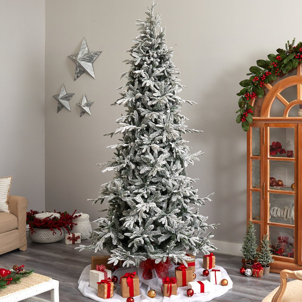 9.5ft. Flocked Manchester Spruce Artificial Christmas Tree with 650 Lights. Picture 8