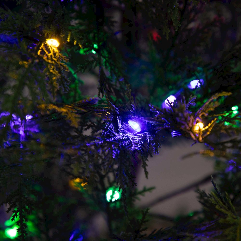 5ft. Pre-Lit Artificial Park City Pine Christmas Tree. Picture 2