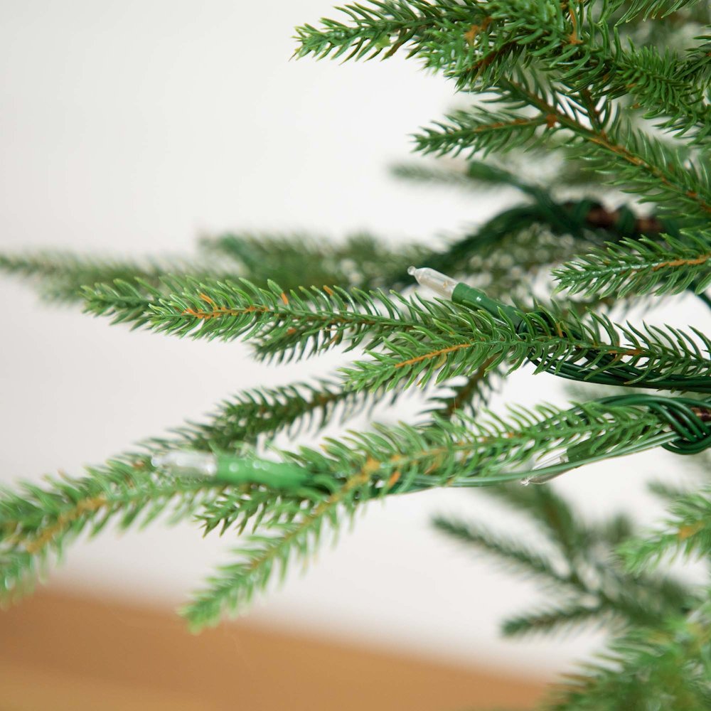 6ft. Pre-Lit Artificial Natural Fresh Cut Fir Christmas Tree. Picture 3