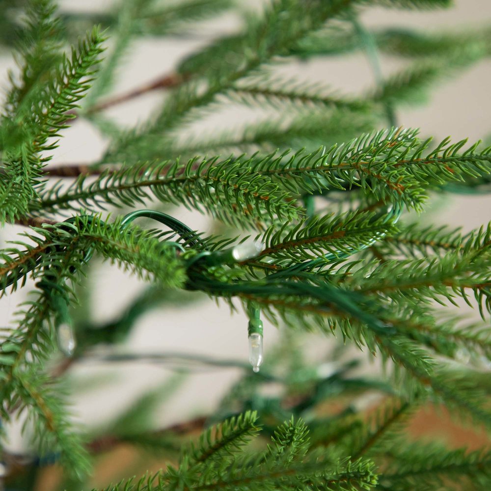 6ft. Pre-Lit Artificial Natural Fresh Cut Fir Christmas Tree. Picture 9