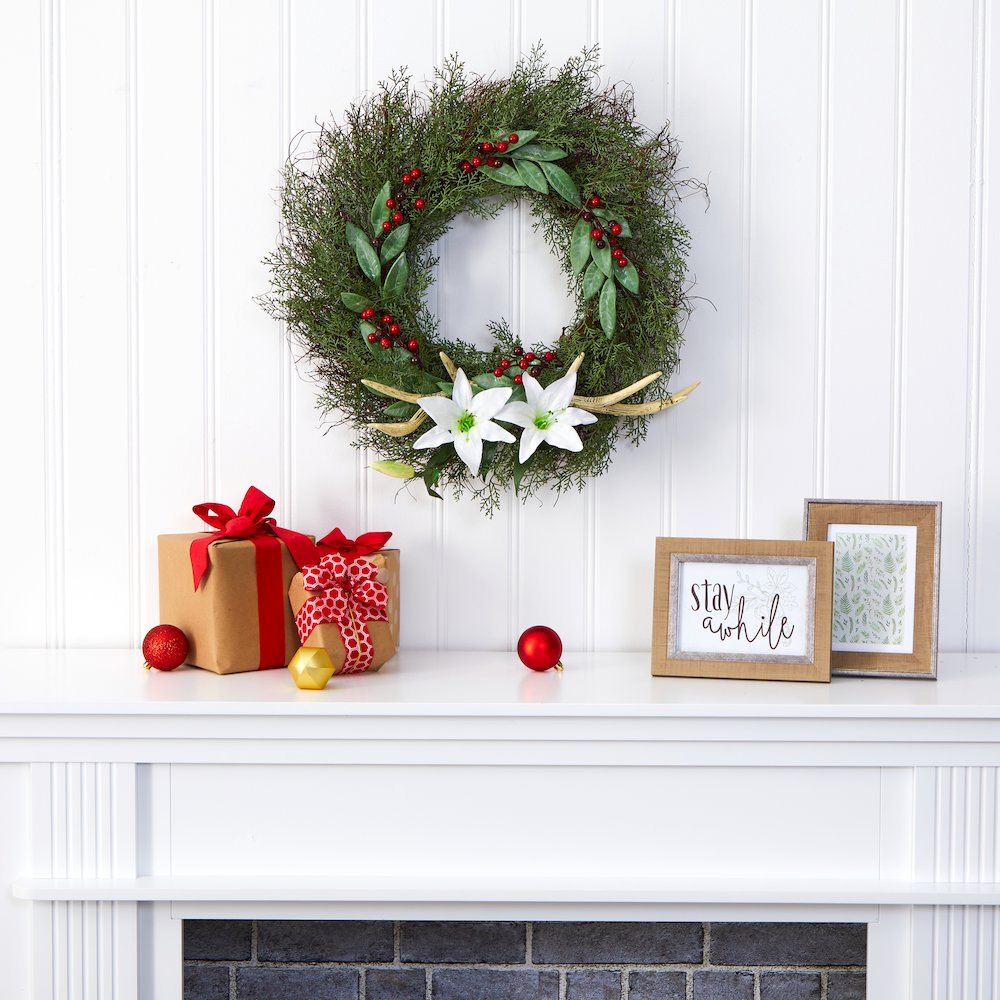 20in. Cedar, Antlers, Lily and Ruscus with Berries Artificial Wreath. Picture 3