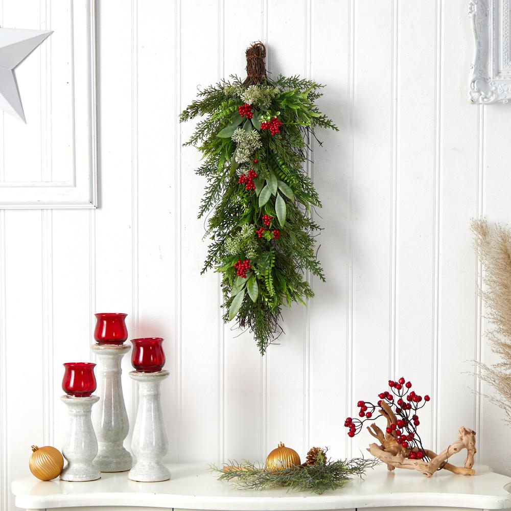 30in. Cedar and Berry Artificial Christmas Swag. Picture 4