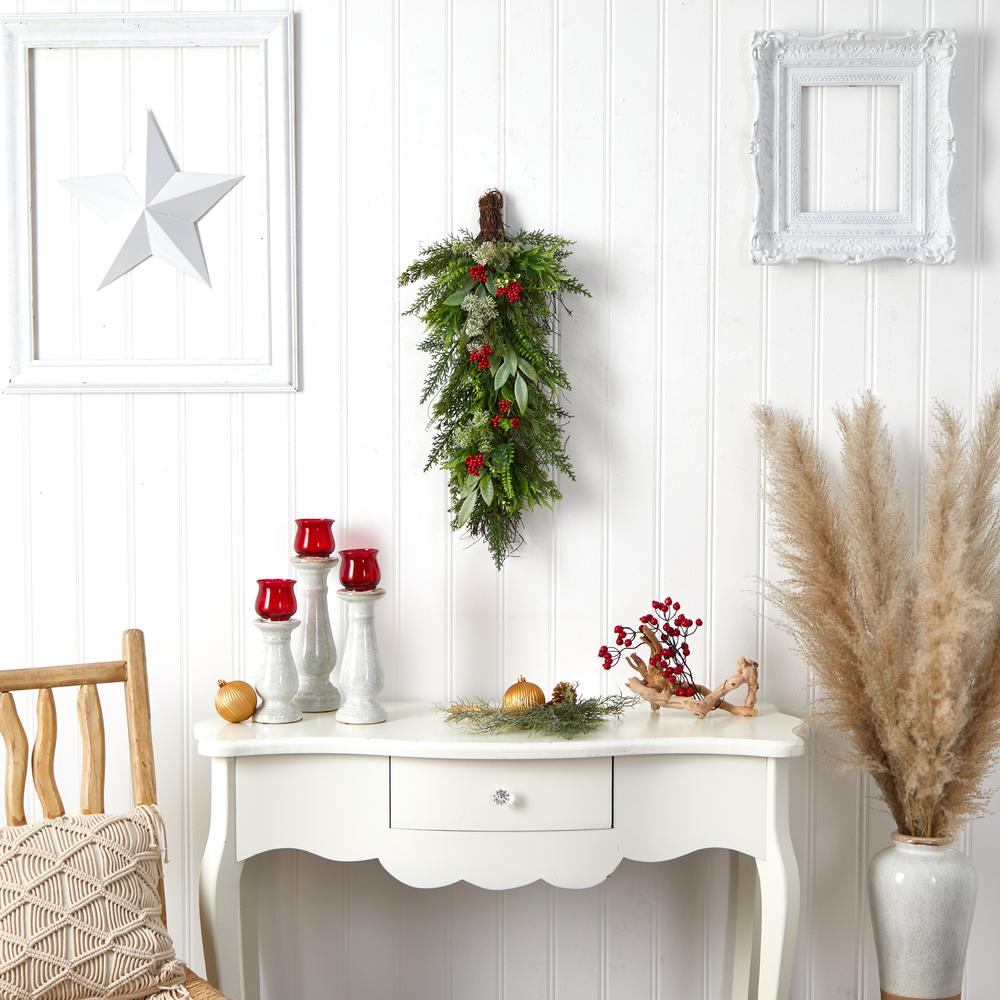 30in. Cedar and Berry Artificial Christmas Swag. Picture 3