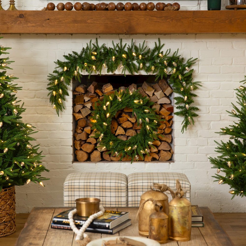 24in. Pre-Lit Artificial Luxembourg Pine Christmas Wreath with 35 LED Lights. Picture 5