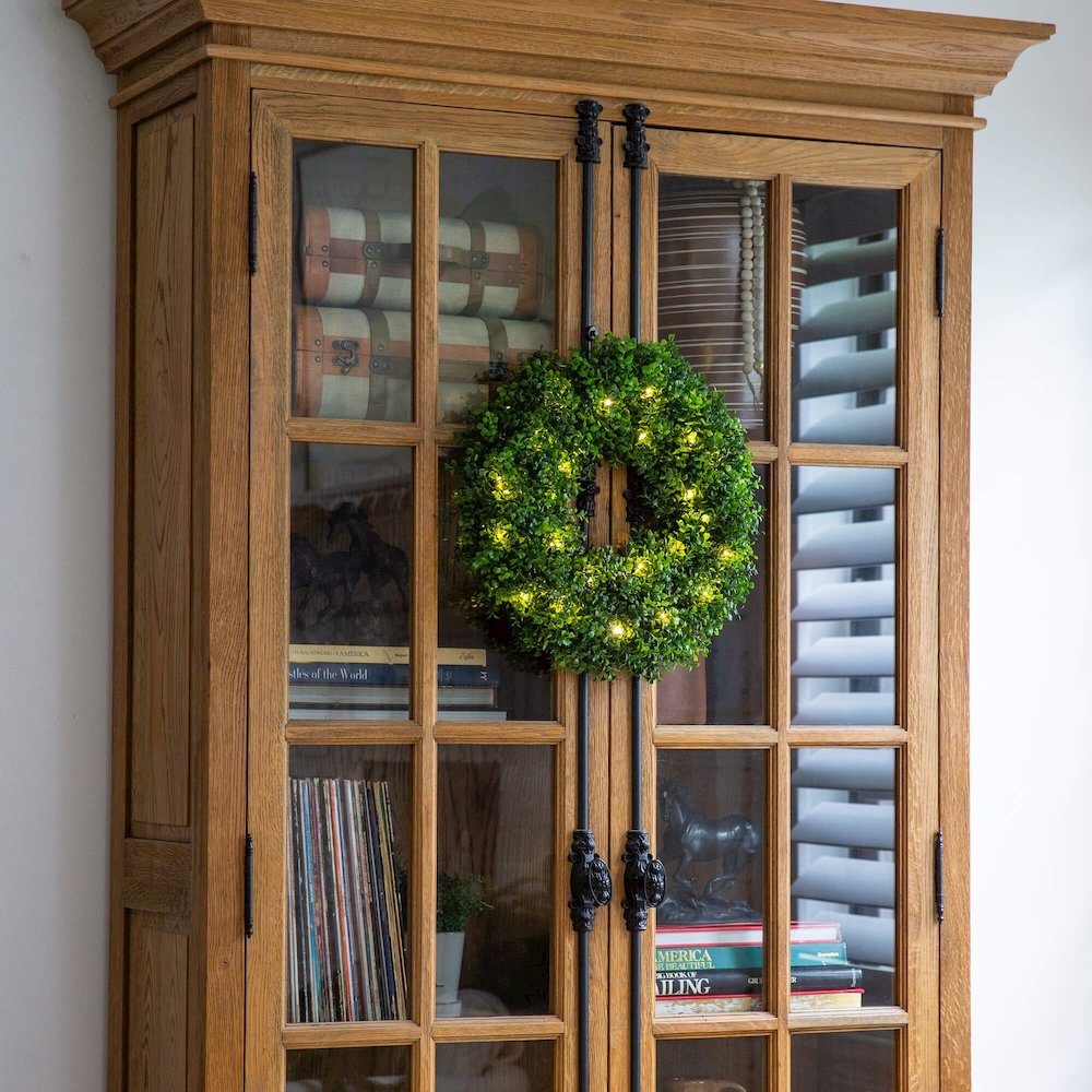 18in. Pre-Lit Artificial Boxwood Wreath with 25 Warm White LED Lights. Picture 4