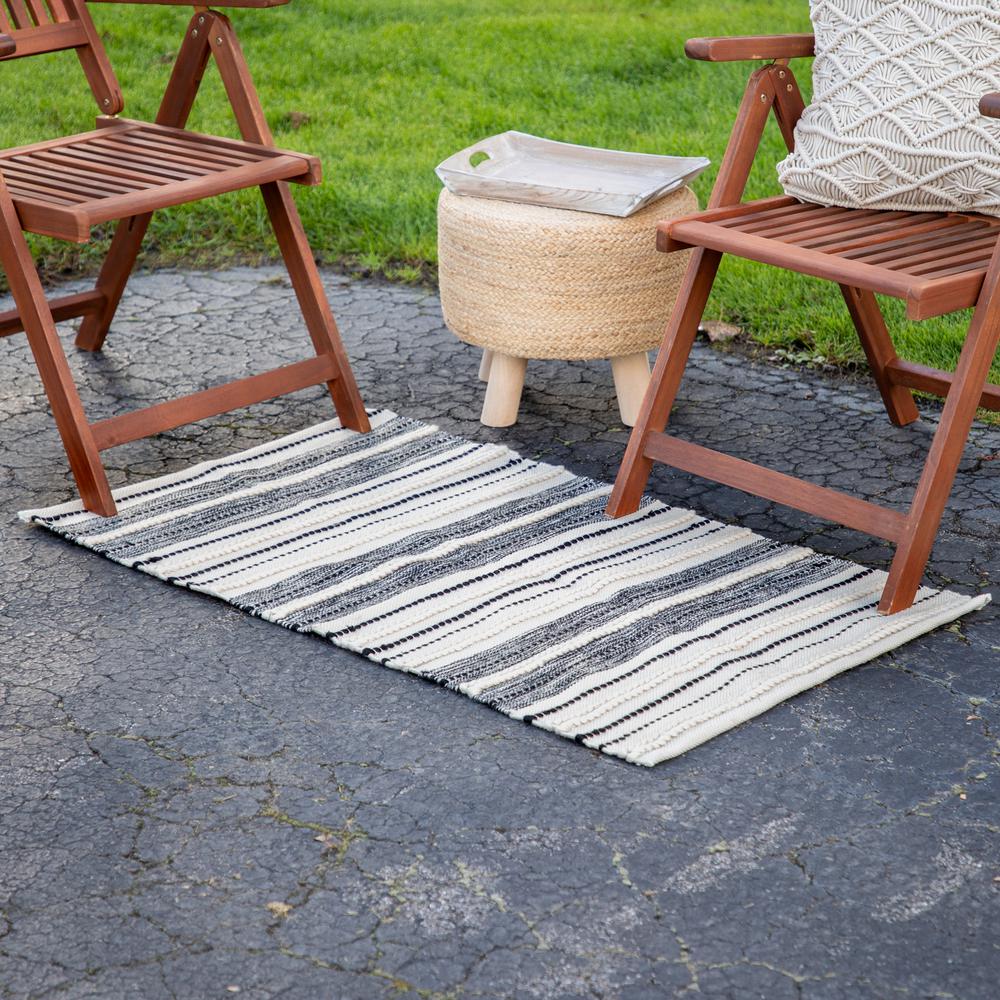 3.5' x 2.25' Cream and Black Twisted Textured Handloom Woven Outdoor Throw Rug. Picture 3