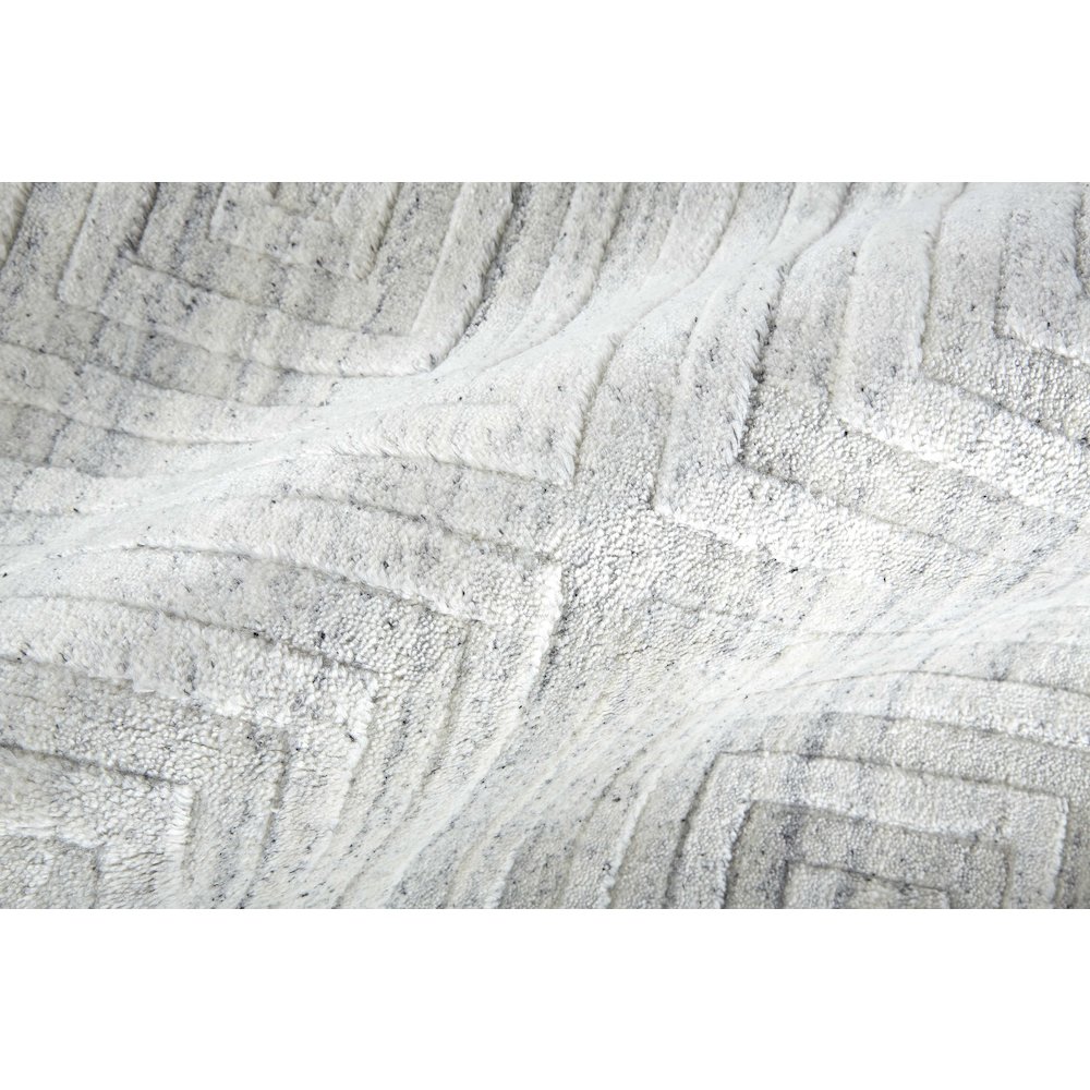 Redford Transitional Solid, White/Silver, 3'-6" x 5'-6" Accent Rug. Picture 5