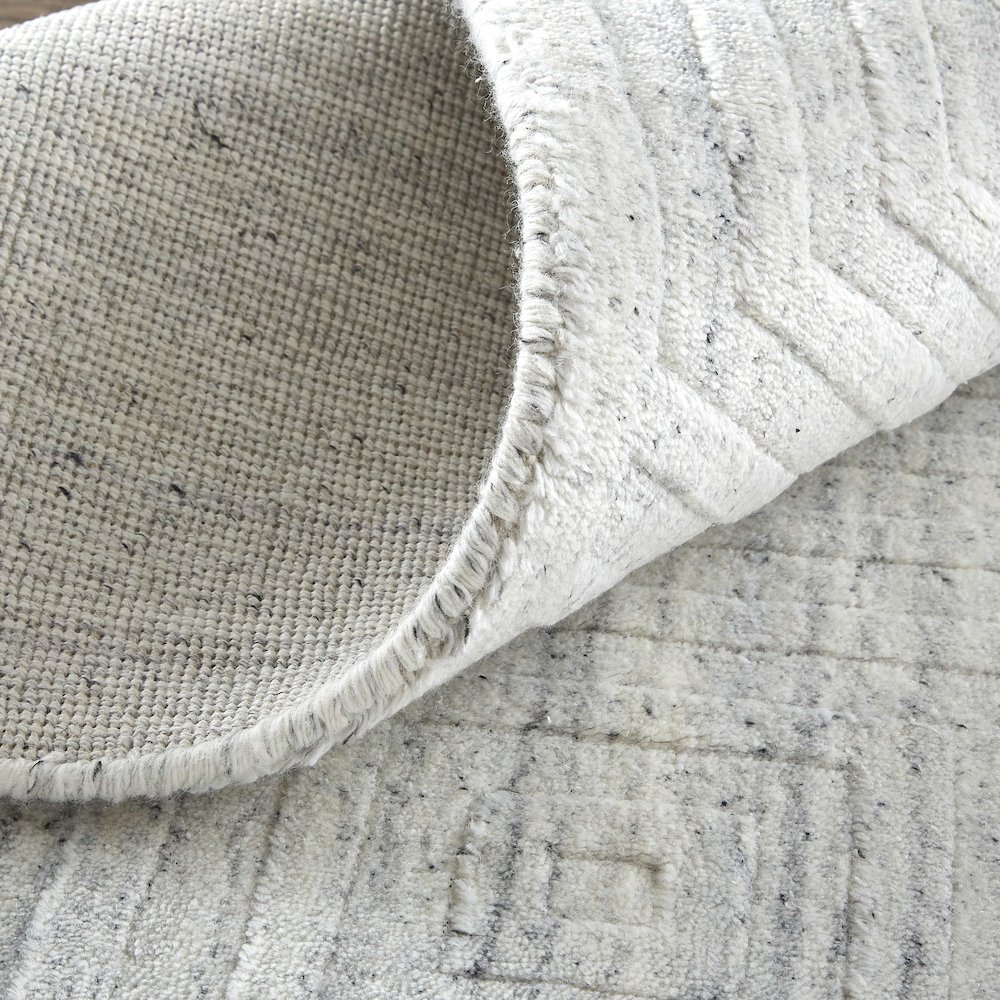 Redford Transitional Solid, White/Silver, 3'-6" x 5'-6" Accent Rug. Picture 7