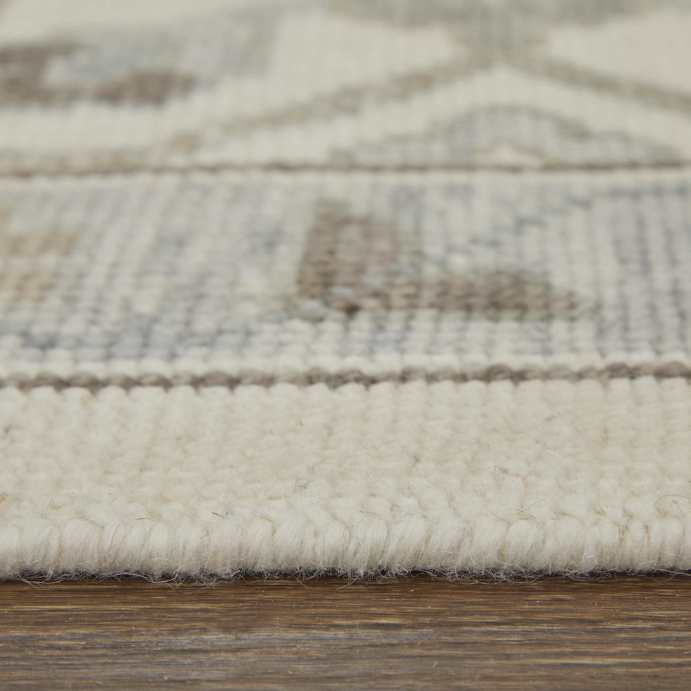Transitional Floral & Botanical, Ivory/Gray/Brown, 3'-6" x 5'-6" Accent Rug. Picture 7