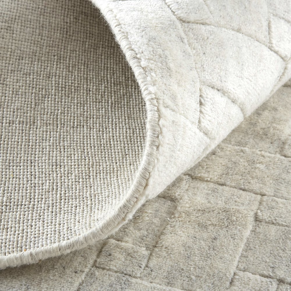 Redford Transitional Solid, White/Silver, 2' x 3' Accent Rug. Picture 7