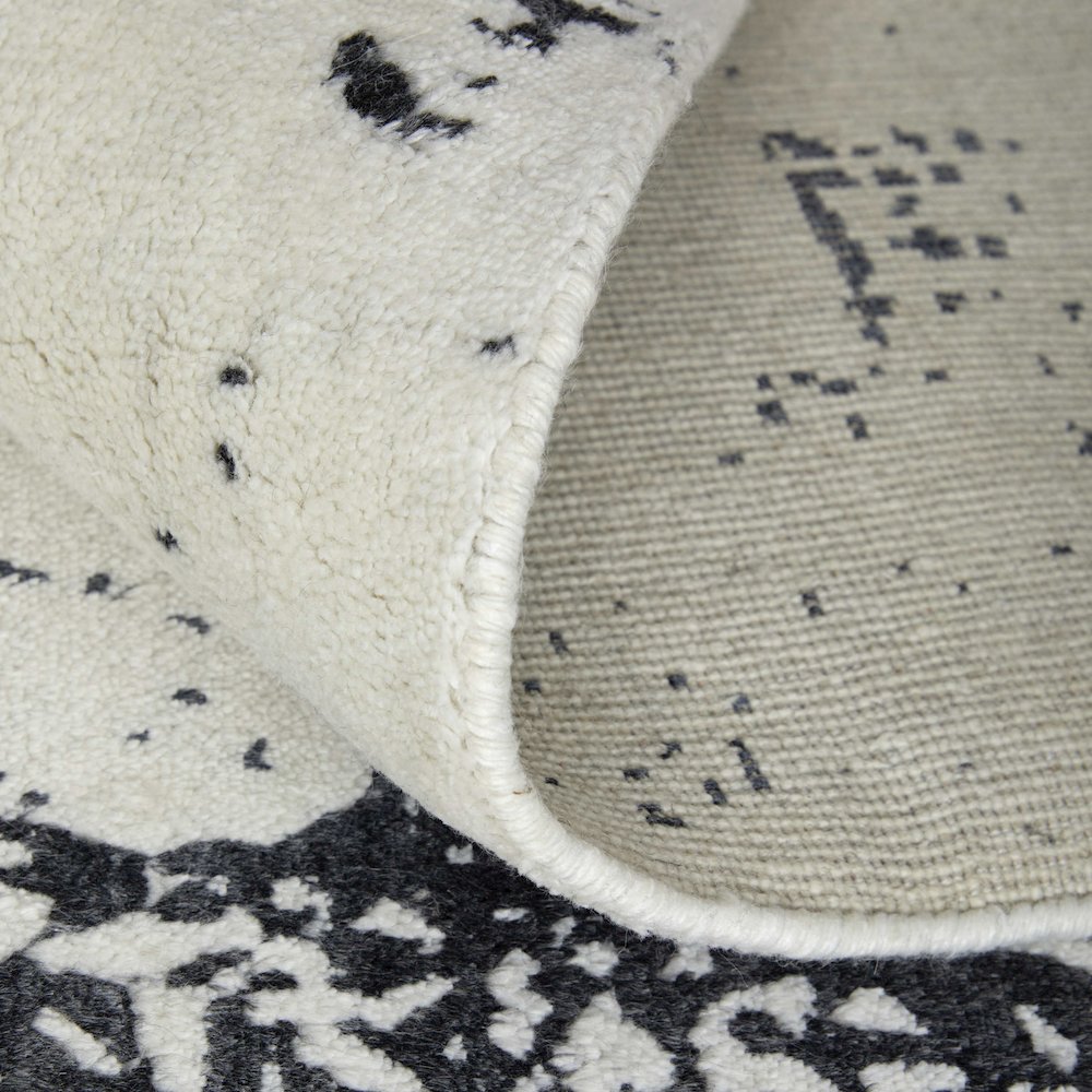 Coda Modern Abstract, Black/White, 2' x 3' Accent Rug. Picture 7