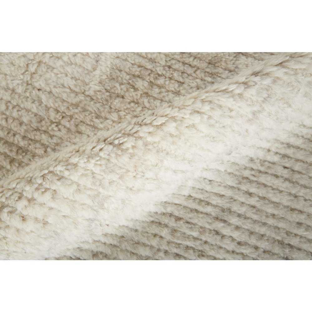 Alford Modern Solid, Ivory/Tan, 2' x 3' Accent Rug. Picture 5