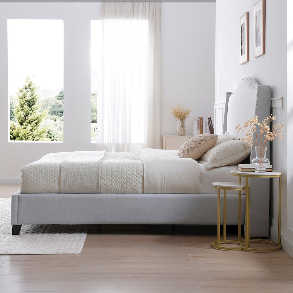 Hampton Linen Upholstered Platform Bed. Picture 1