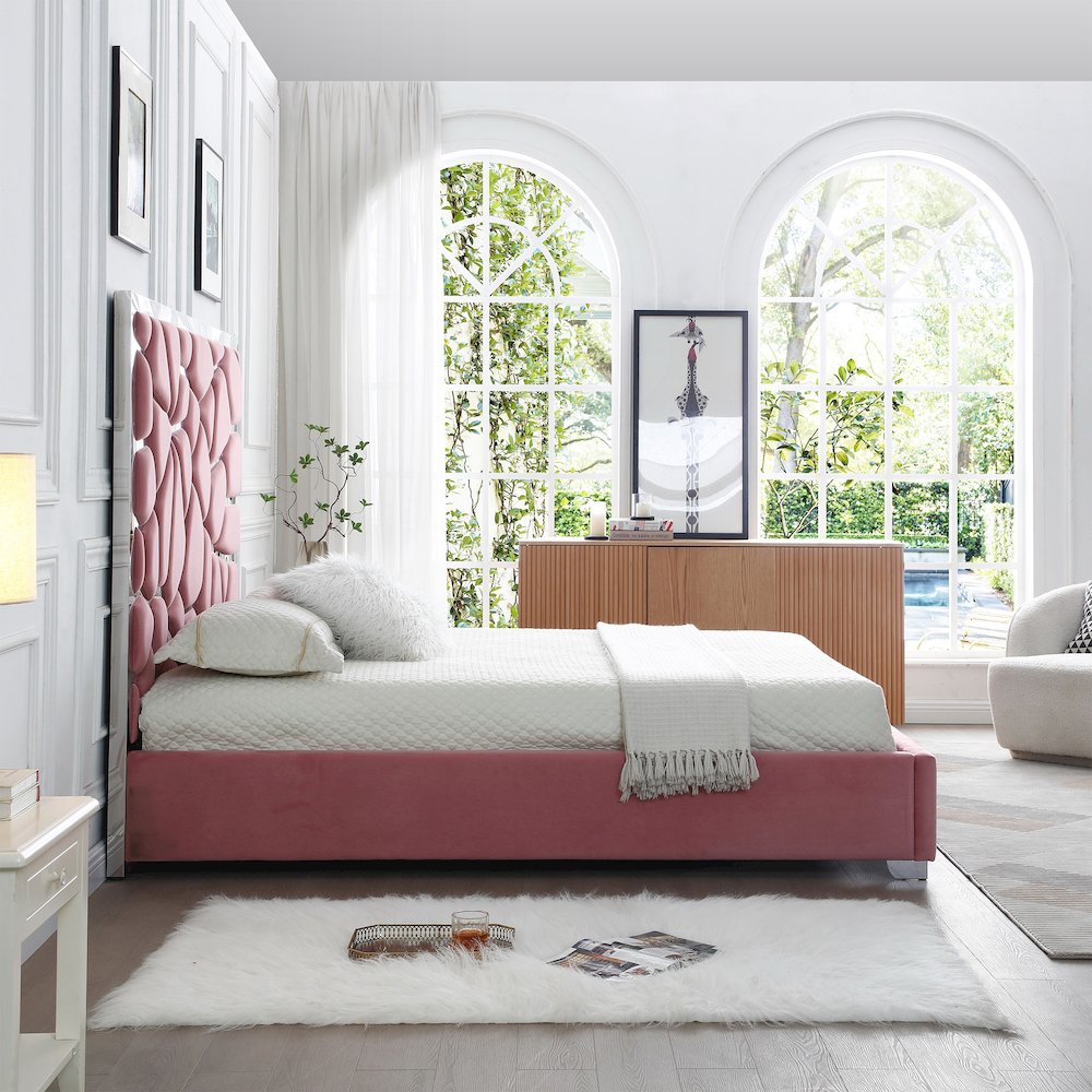 Serenity Velvet Bed with Gold Metal Frame. Picture 1