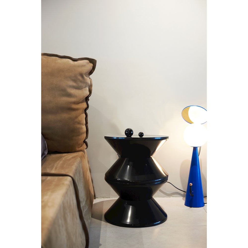 Aura Modern Plastic Side End Table, Indoor/Outdoor Use, Black. Picture 11