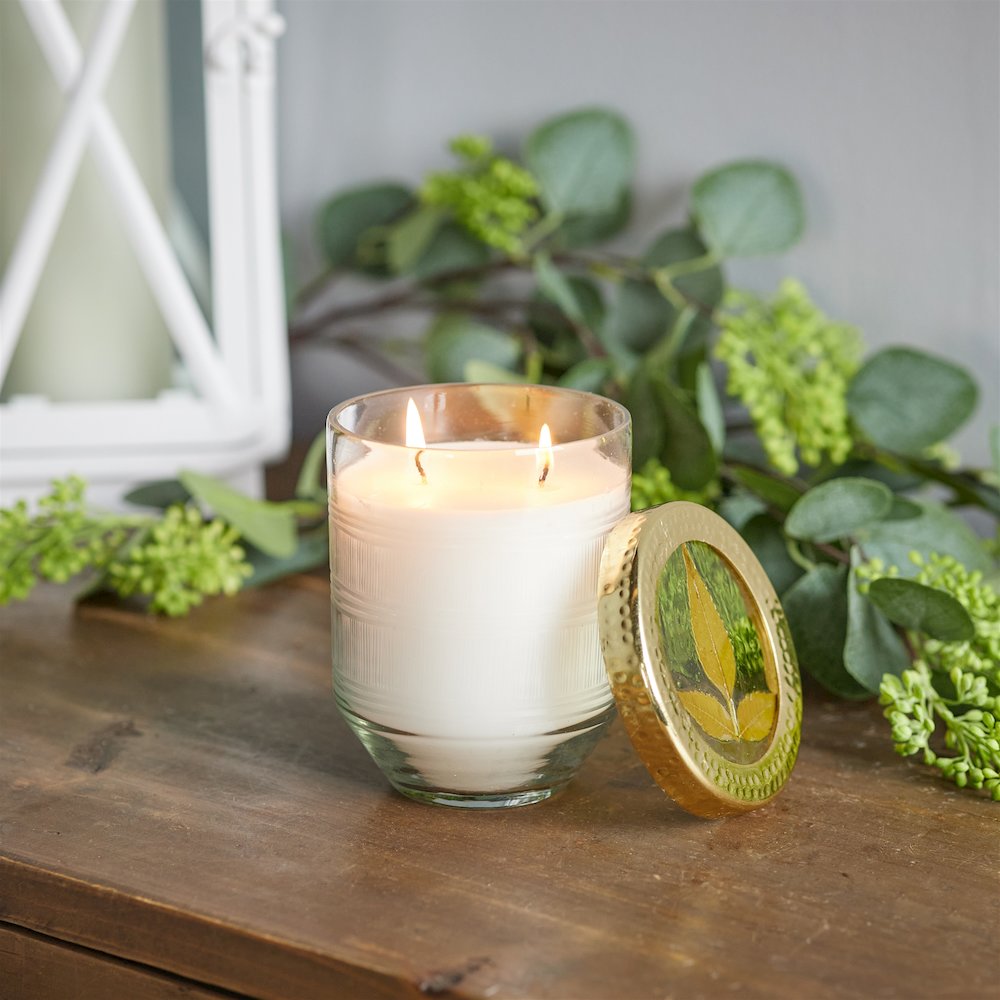 Whit Currant Scented Soy Candle with Pressed Floral Lid 5"D. Picture 2