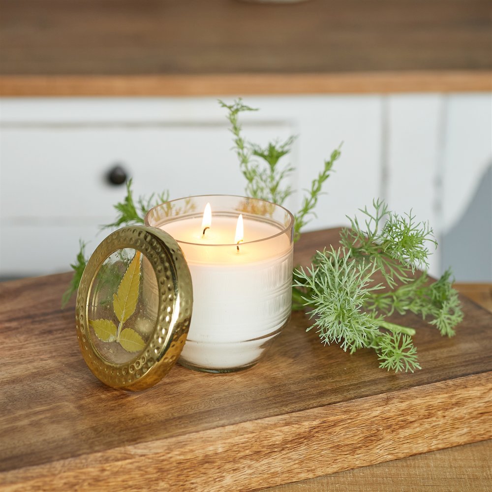 Whit Currant Scented Soy Candle with Pressed Floral Lid 4.25"D. Picture 5