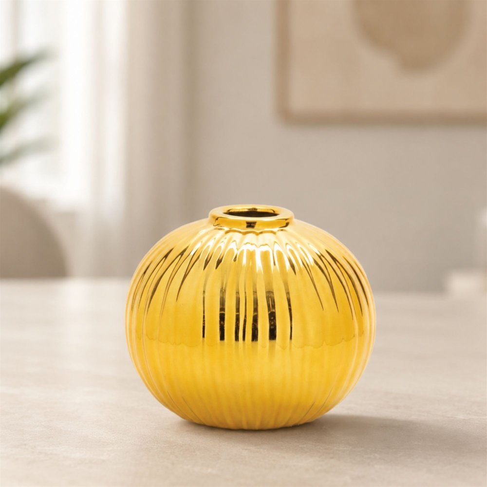 Decorative Gold Vase. Picture 2