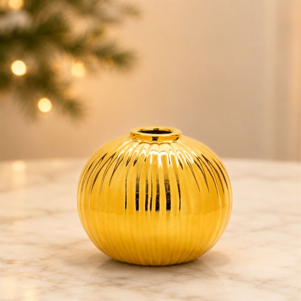 Decorative Gold Vase. Picture 1