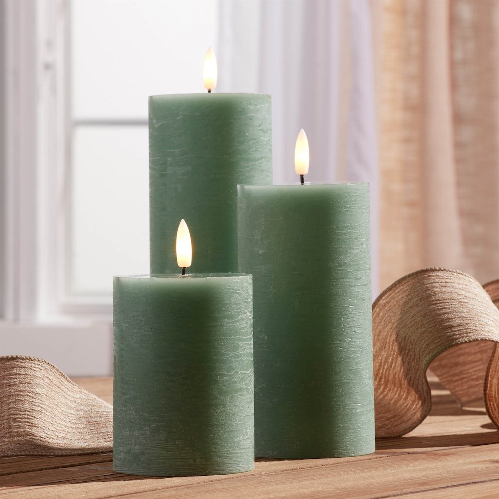 FIA Wick Green Pillar Candle (Set of 2). Picture 2