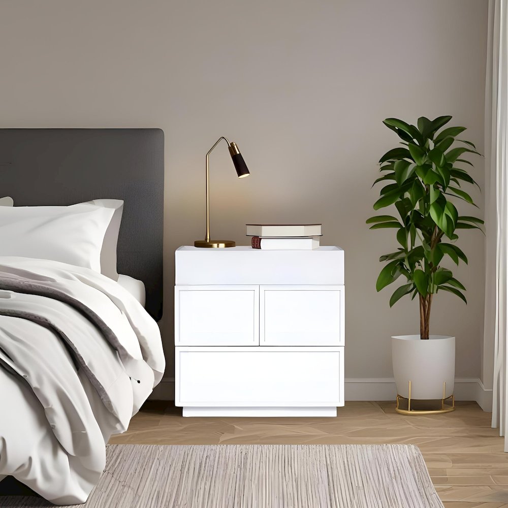 Transitional Luca Nightstand, White. Picture 2