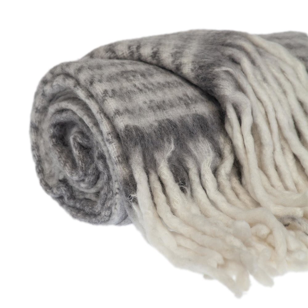 Nagar Transitional Gray 52" X 67" Woven Handloom Throw. Picture 3