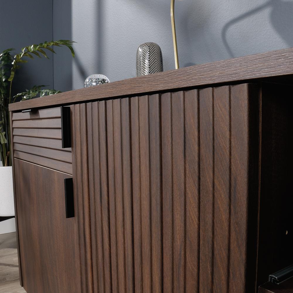 Englewood Credenza Spiced Mahogany. Picture 7