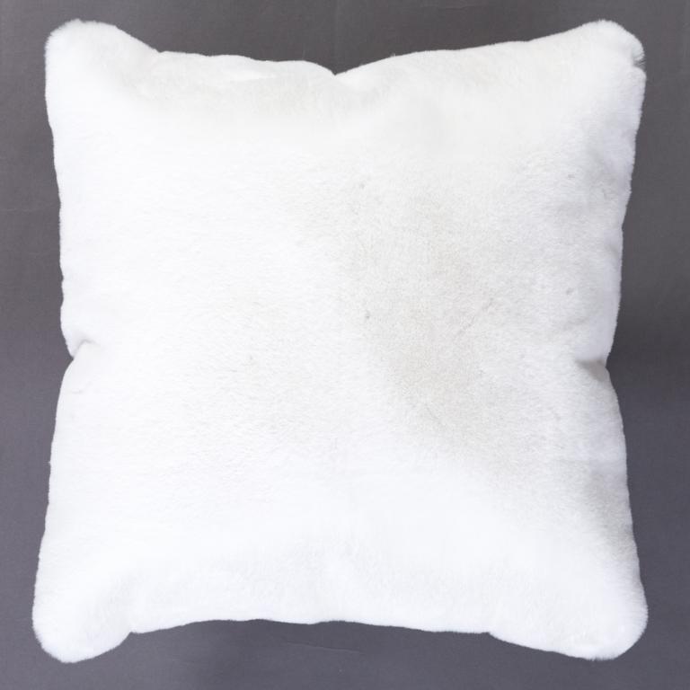 FAUX RABBIT FUR  WHITE RB01 5' X 7'. Picture 5