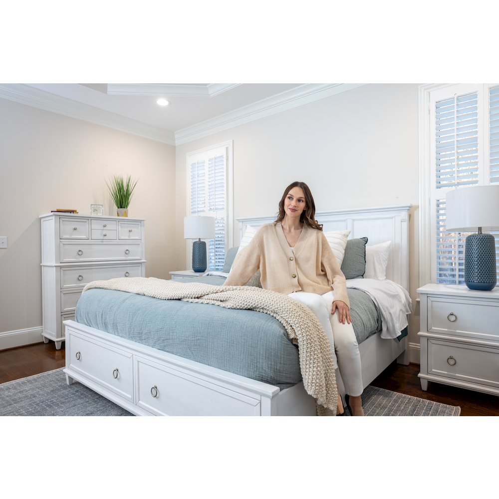 Point Breeze - Storage Bed - Queen - Fresh White with Soft Grey Glaze Finish. Picture 7