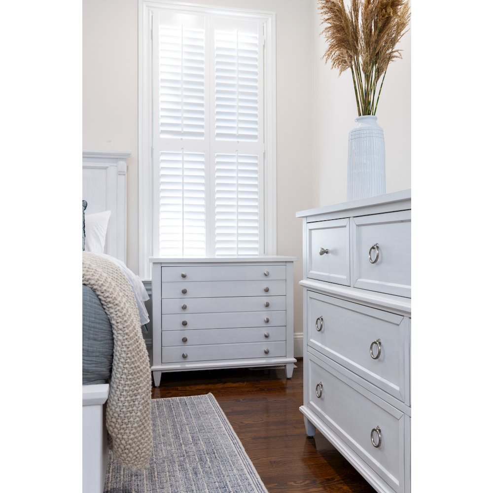 Point Breeze - 3 Drawer Bachelor's Chest - Fresh White with Soft Grey Glaze. Picture 7