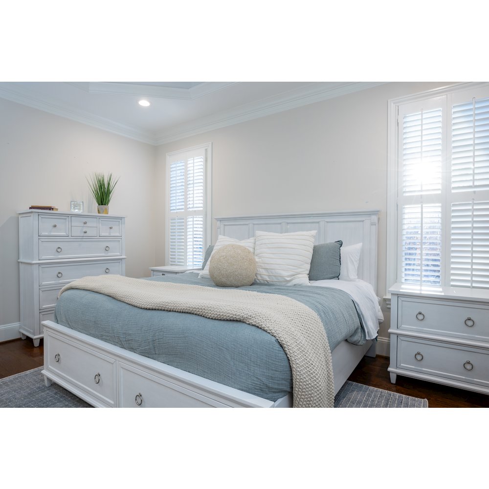 Point Breeze - Storage Bed - Queen - Fresh White with Soft Grey Glaze Finish. Picture 5