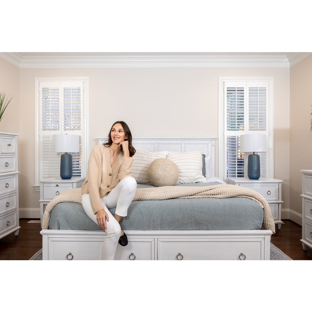 Point Breeze - Storage Bed - Queen - Fresh White with Soft Grey Glaze Finish. Picture 6