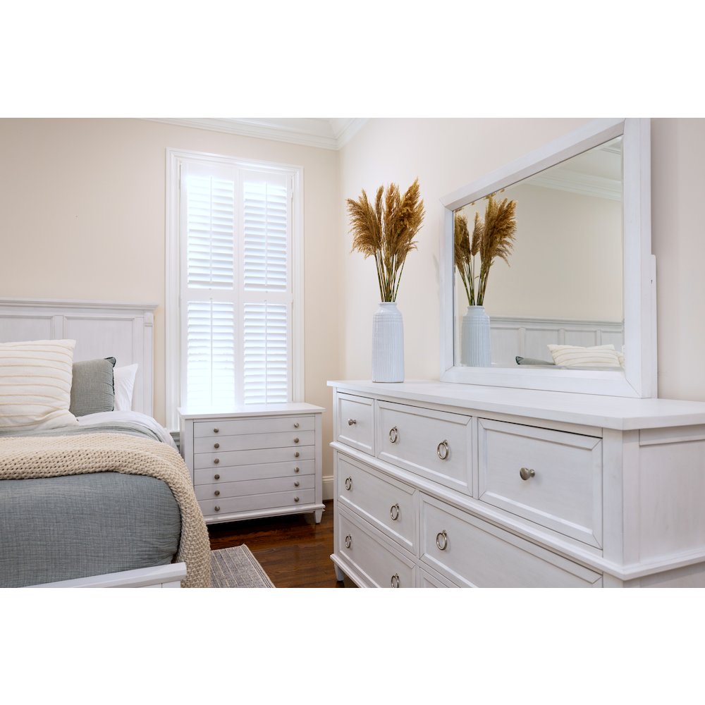Point Breeze - 3 Drawer Bachelor's Chest - Fresh White with Soft Grey Glaze. Picture 10