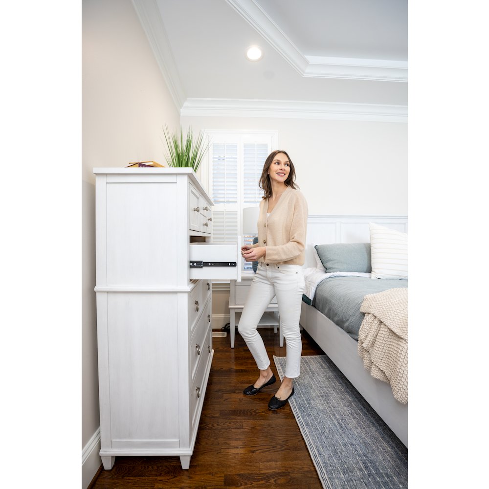 Point Breeze - 7 Drawer Chest - Fresh White with Soft Grey Glaze Finish. Picture 10