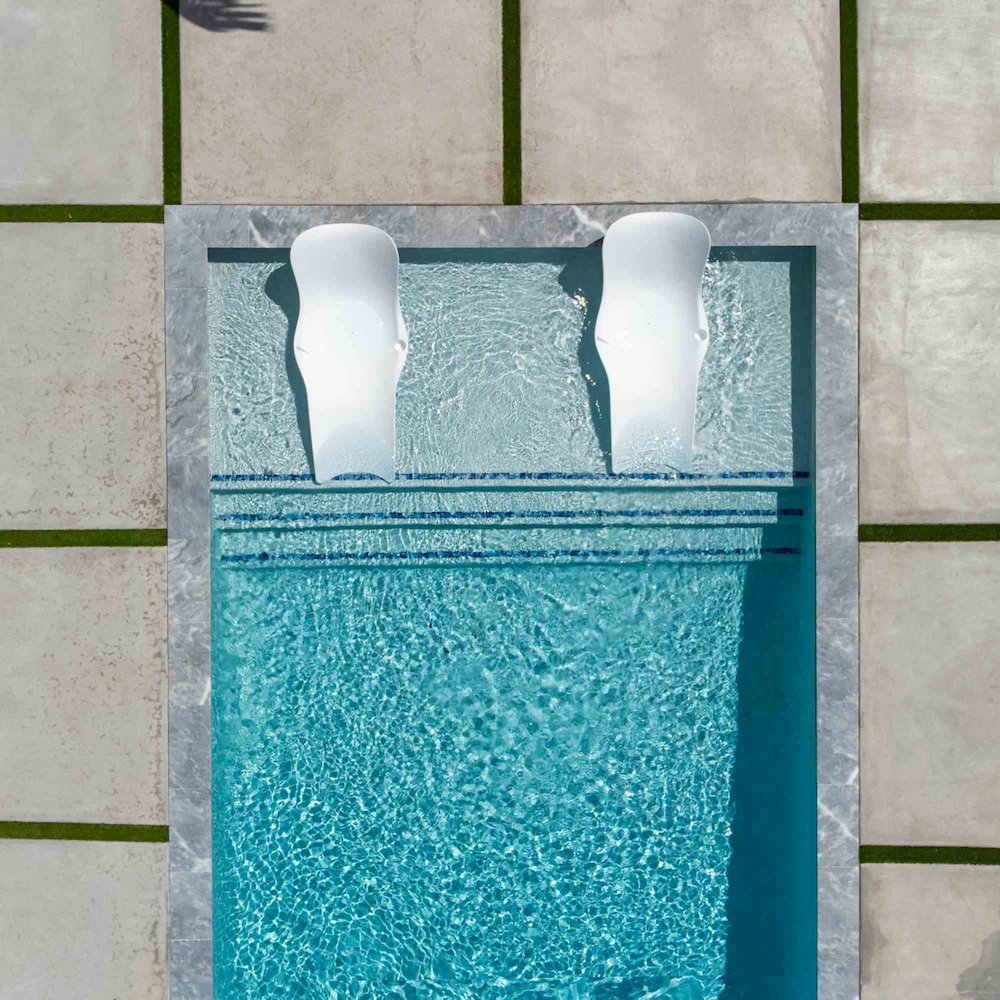 Panama Jack Set of 2 Wave In-Pool Chaise Lounger with End Table. Picture 5