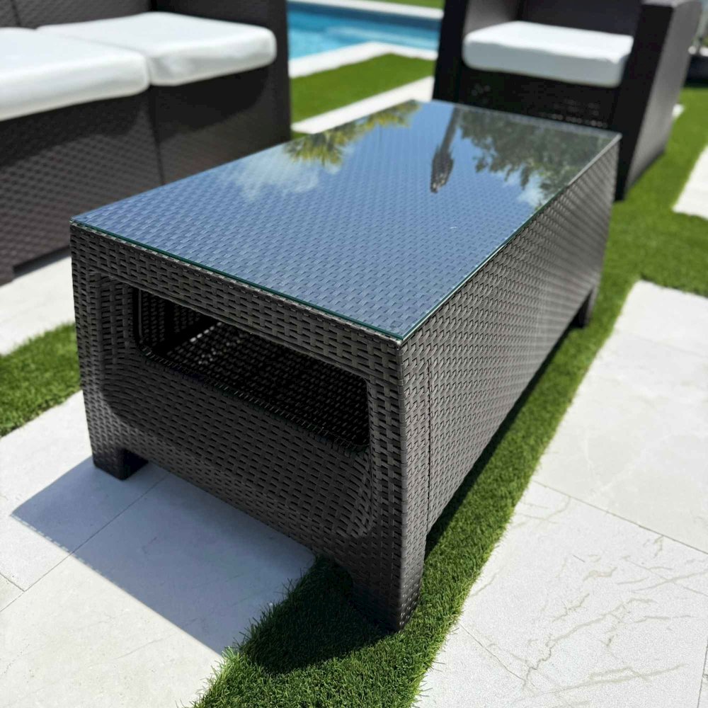 Plastique Coffee Table. Picture 2