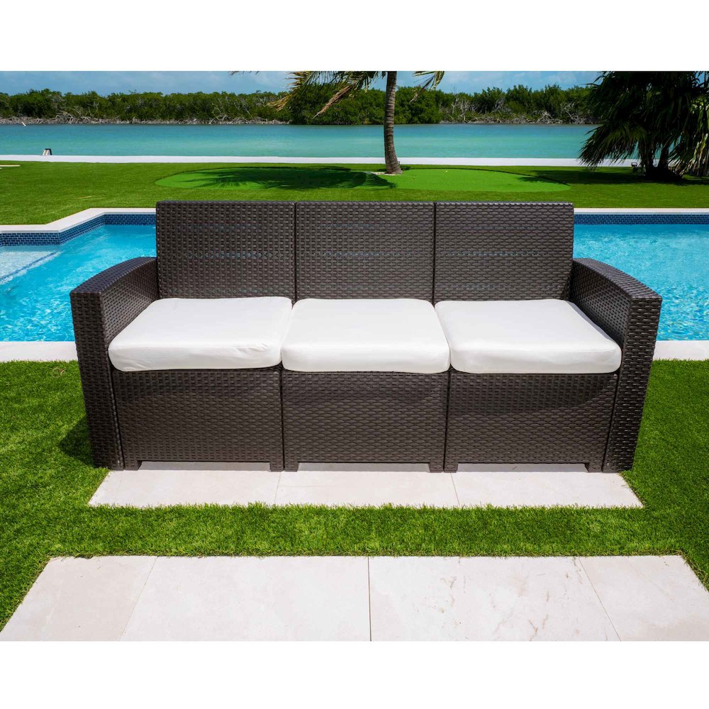 Plastique Sofa. Picture 3