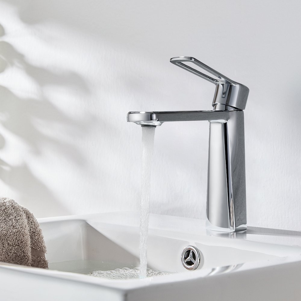 Single Hole Single-Handle Bathroom Faucet in Prolished Chrome. Picture 6