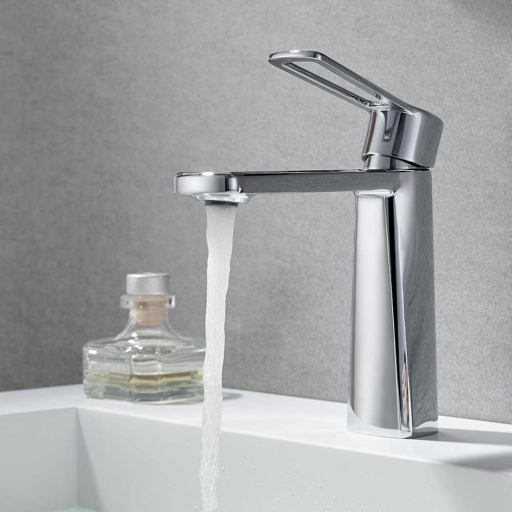 Single Hole Single-Handle Bathroom Faucet in Prolished Chrome. Picture 3