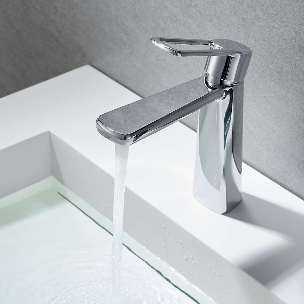 Single Hole Single-Handle Bathroom Faucet in Prolished Chrome. Picture 4