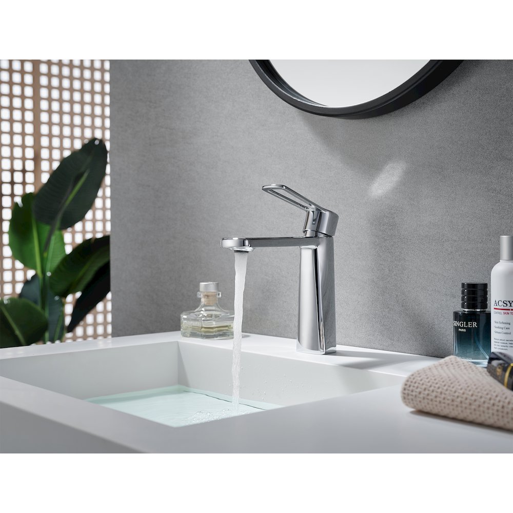 Single Hole Single-Handle Bathroom Faucet in Prolished Chrome. Picture 14