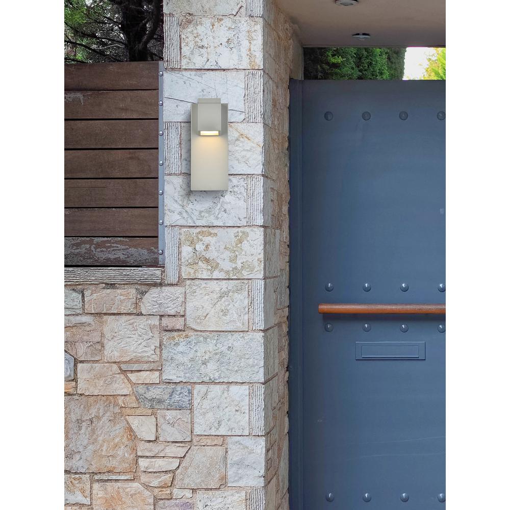 Raine Integrated LED wall sconce in silver. Picture 5
