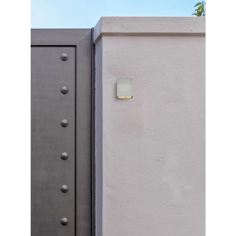 Raine Integrated LED wall sconce in silver. Picture 5